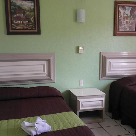 Hotel El Roble 툭스틀라 외부 사진